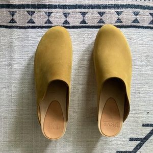Bryr Clementine clogs in Fennel, size 10 (40)